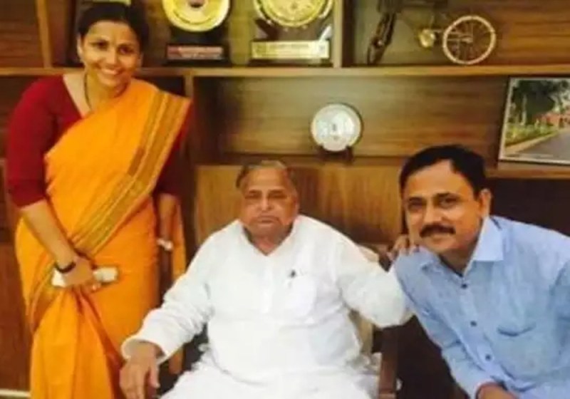 सपा को लगा जोर का झटका, अखिलेश सरकार में मंत्री रहे संदीप शुक्ला ने थामा आप का दामन