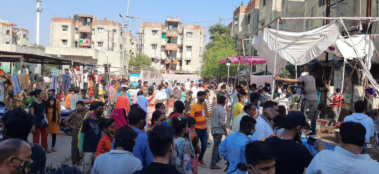 सिलैंडर से गैस रिसाव के कारण विस्फोट के साथ लगी आग