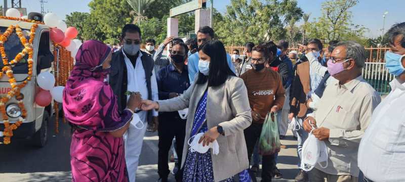 जागरूकता का संदेश दिया एवं गुलाब का फूल देकर समझाइश की