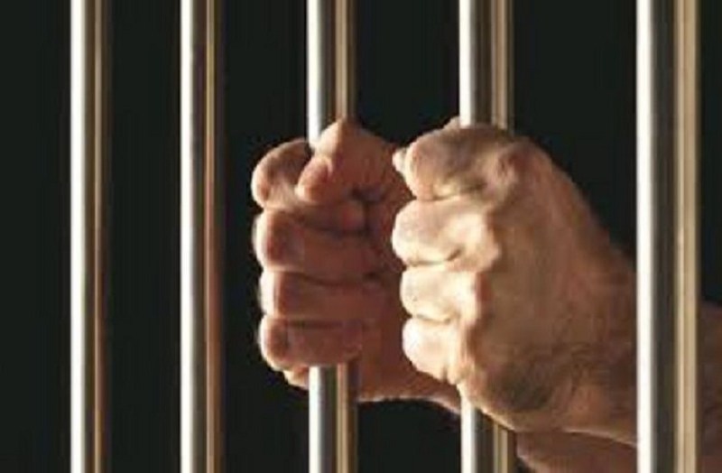 ढाबे पर बेच रहा था शराब- डोडा व विस्फोटक, धरा गया