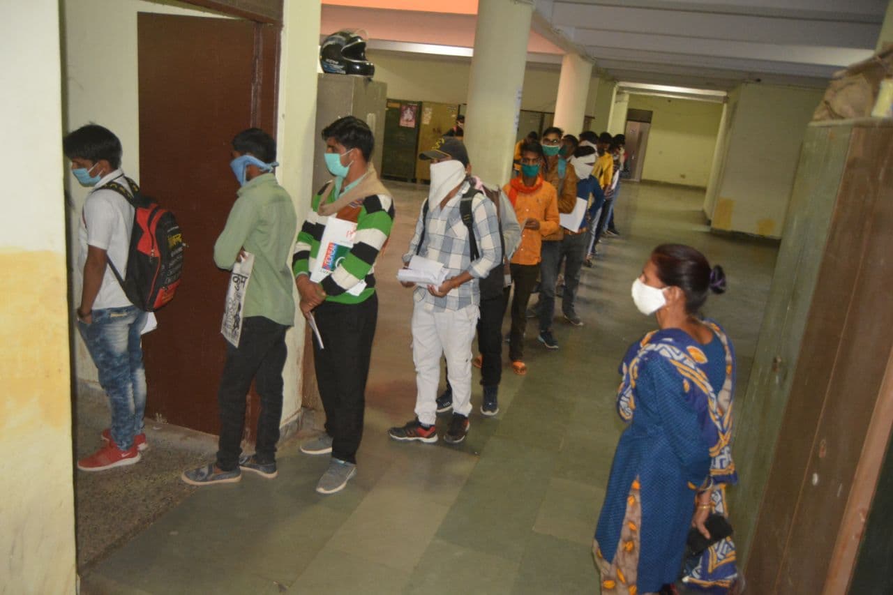 students gather in mdsu 