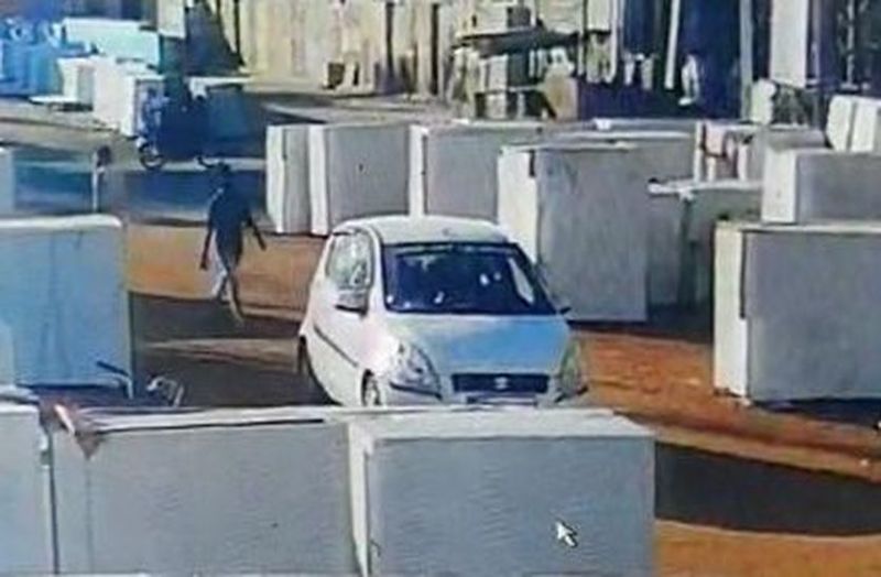 एक युवक रैकी करता रहा,दूसरे ने कार से नोटों से भरा बैग उड़ाया,सीसीटीवी में दिखे संदिग्ध