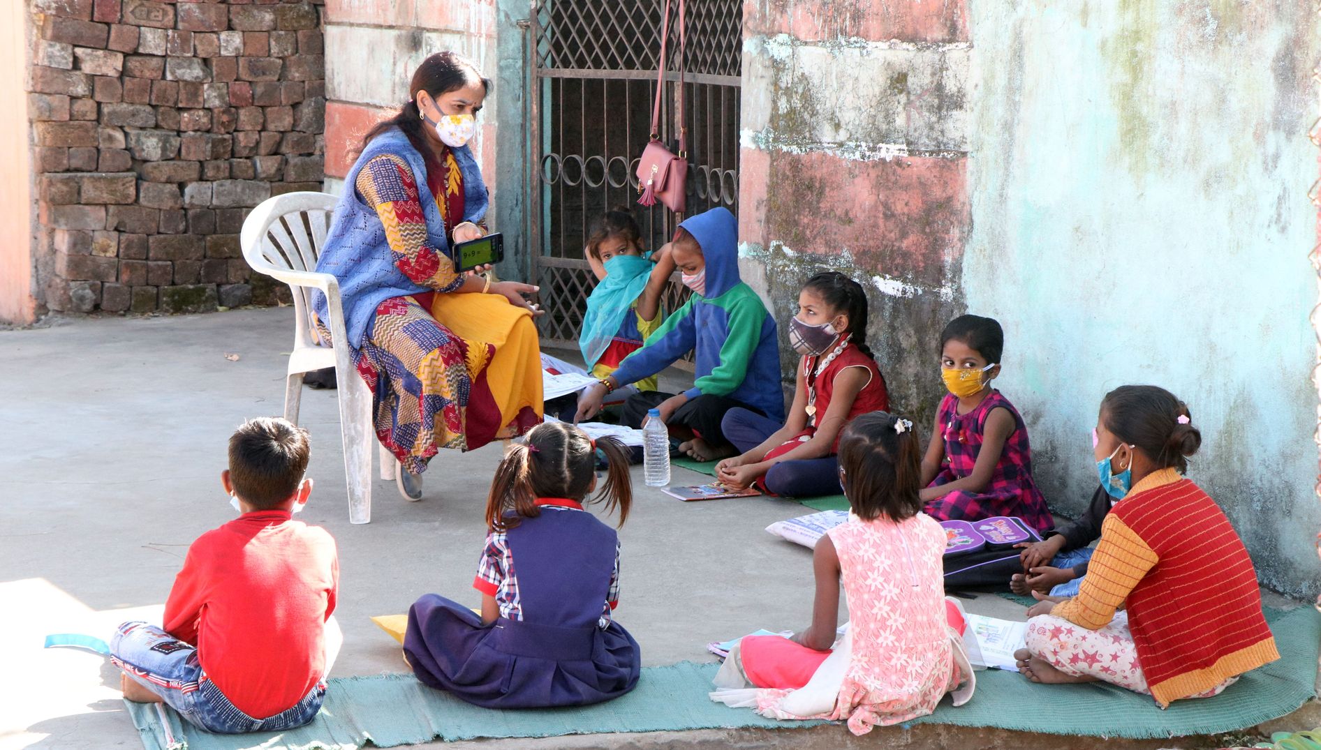 कोरोना ने कर दिया था किताबों से दूर, अब मोहल्ले में ही मिलने लगी शिक्षा