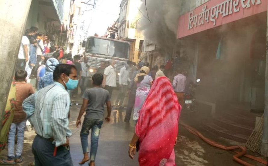 बांसवाड़ा : रेडिमेड गारमेंट्स के गोदाम में लगी आग, पांच घंटे में 12 गाड़ी फायर कर पाया काबू, लाखों का माल जला
