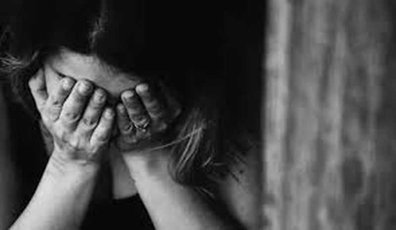 दिवंगत सैन्यकर्मी की पत्नी से बलात्कार, पौने पांच लाख रुपए ऐंठे