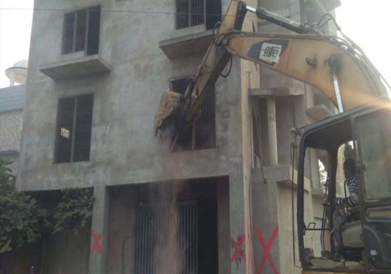 मुख्तार अंसारी के करीबी प्रॉपर्टी डीलर गणेश दत्त की बिल्डिंग पर चला योगी सरकार का बुल्डोजर, भू माफियाओं में दहशत का माहौल