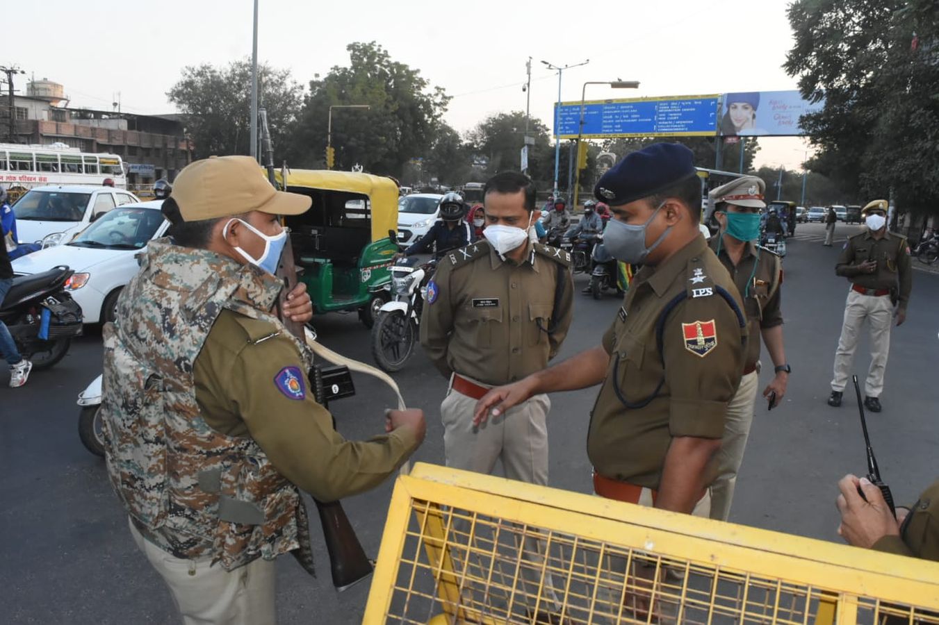 दो घंटे पुलिस की नाकाबंदी, 645 चालान