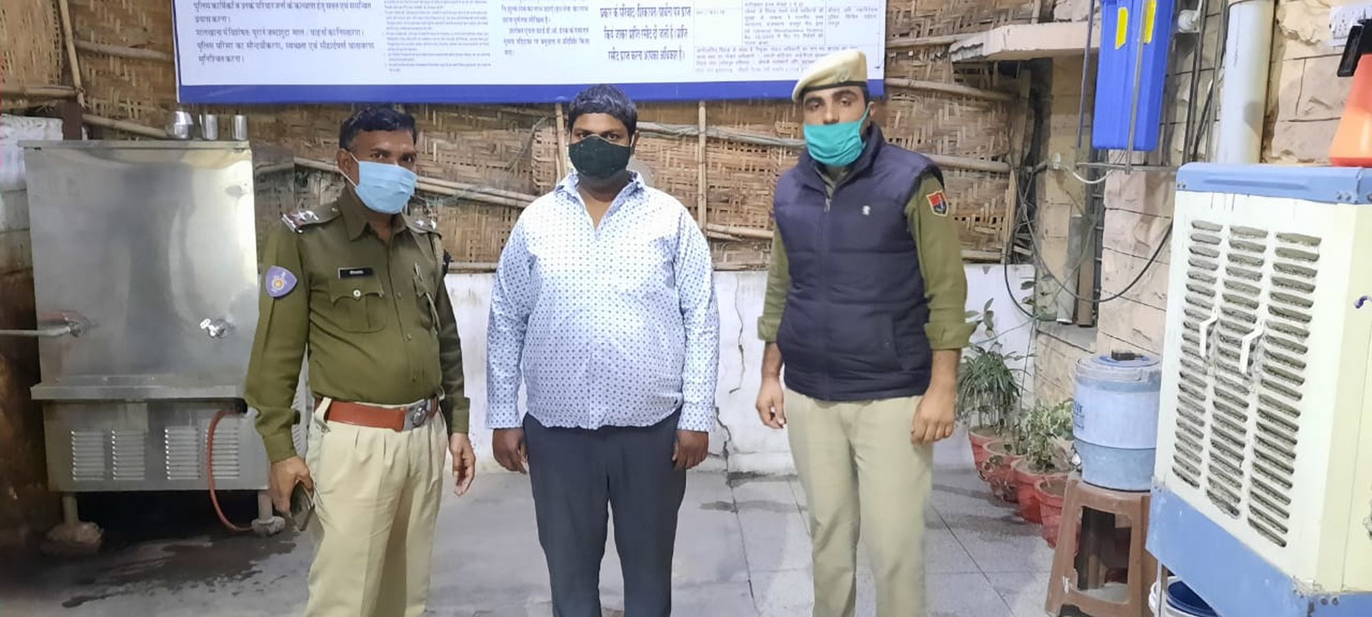 रात आठ बजे बाद शराब बेचते पकड़ा तो निगमकर्मियों से उलझे, की धक्का-मुक्की