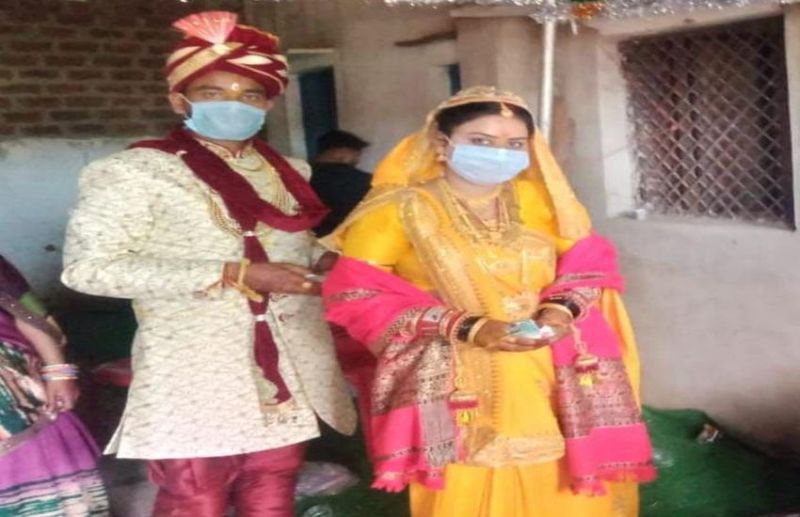 अनोखी शादी, वर-वधु ने मास्क पहनकर लिए सात फेरे