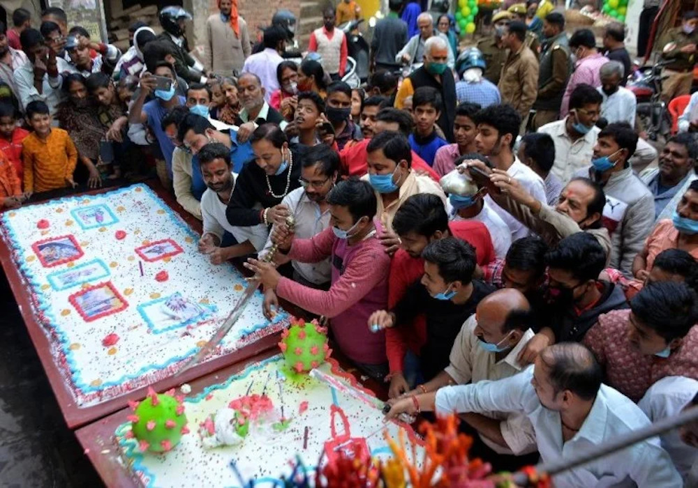 कोरोना के खात्मे के लिए आस्थावानों ने काटा 350 किलो का केक, काल भैरव के दरबार में लगाई अर्जी