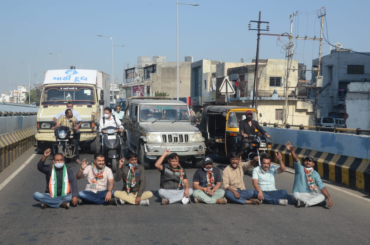 Gujarat:  भारत बंद का गुजरात में मिश्रित प्रतिसाद, गांवों-कस्बों में दिखा असर, शहरों में नहीं, कांग्रेस के कई कार्यकर्ता हिरासत में लिए गए