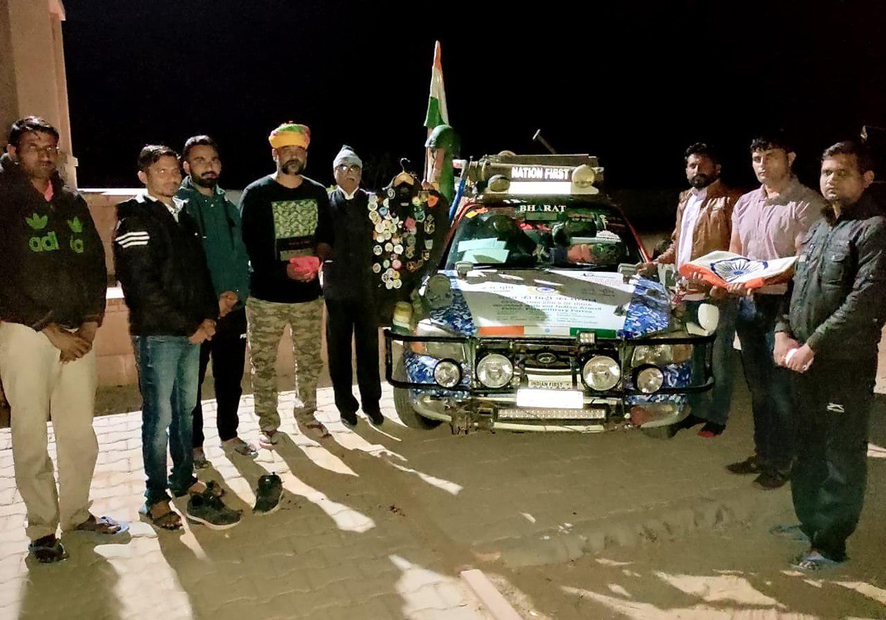 शहीदों के आंगन की मिट्टी लेने बुड़किया पहुंचे बेंगलुरु के उमेश