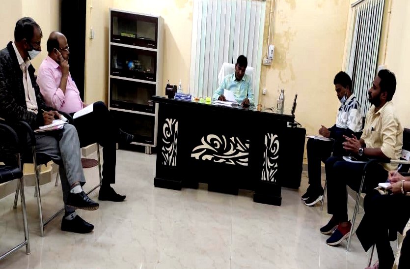 बिना मास्क लगाए बैठक में जाना सब इंजीनियर को पड़ गया भारी, लापरवाही देख रिसाली आयुक्त ने भरवाया जुर्माना