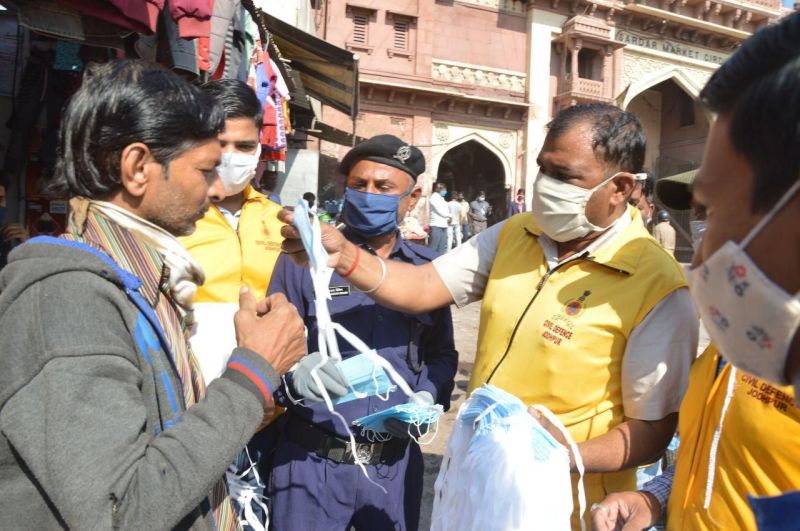 पत्रिका जोधाणा महोत्सव के तहत खबर सैनानियों को बांटे मास्क