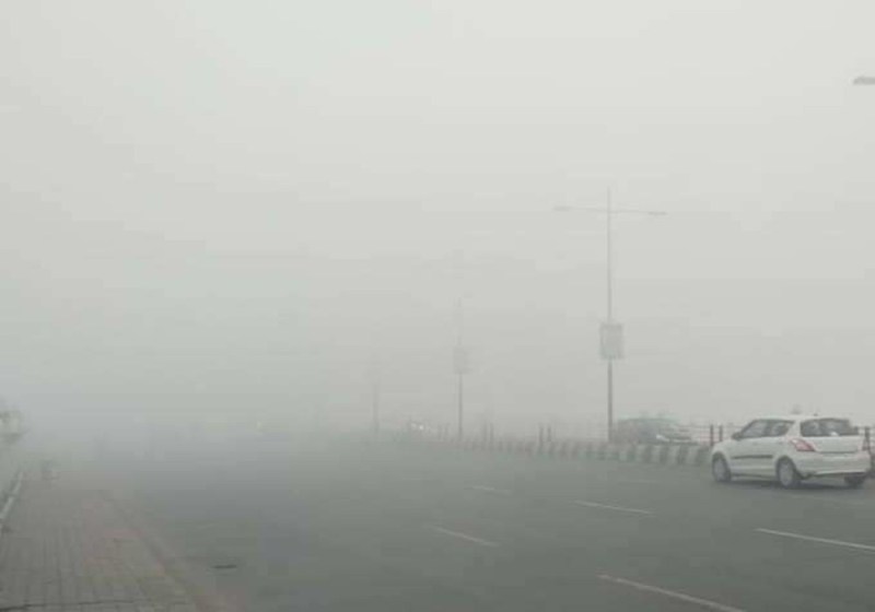 यूपी में पहाड़ों जैसा मौसम, लुढ़का पारा, विजिबिलिटी हुई कम