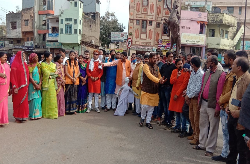 BJP workers demonstrated at Kachari Chowk