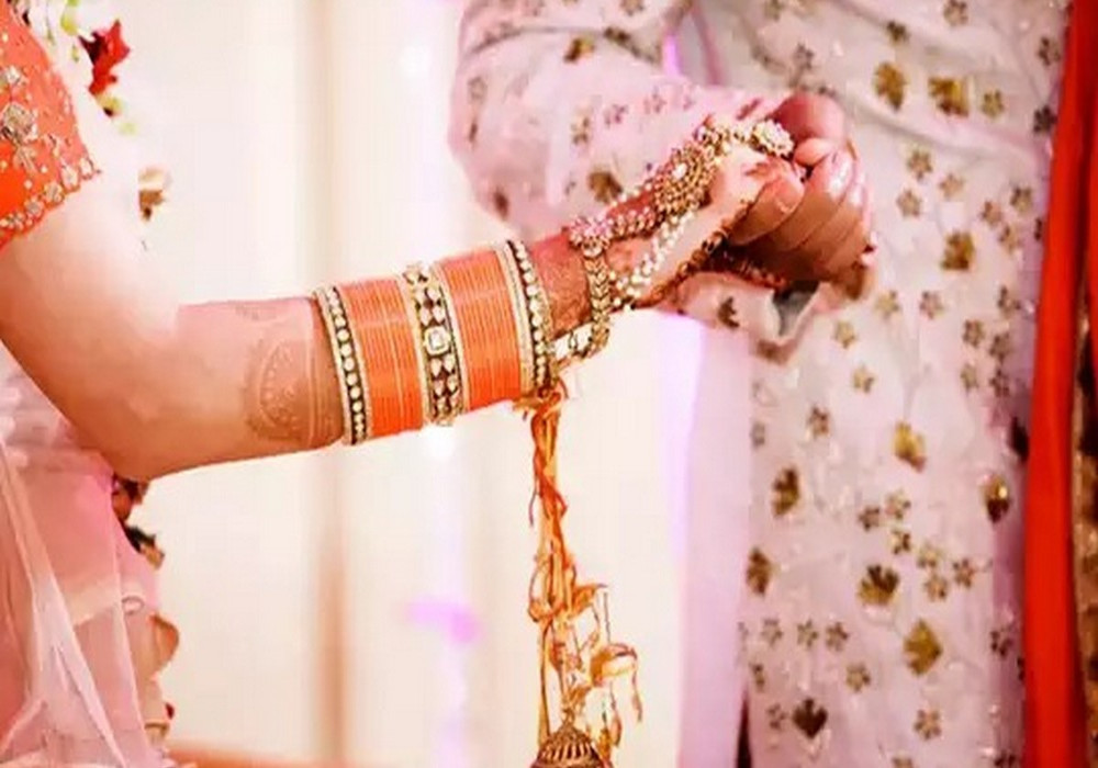 मां ने अधेड़ से कराई नाबालिग की शादी, पति ने दाह संस्कार में पत्नी को धकेला