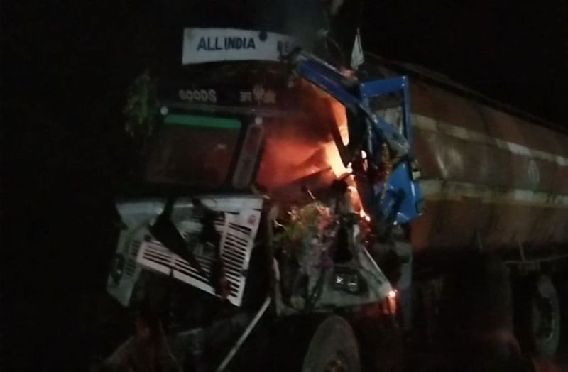 टैंकर जा घुसा, टैंकर में आग लगी, चालक-परिचालक झुलसे