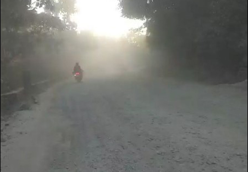 Video: धूल से नहाना है तो बलरामपुर जाइए, सडक़ इतनी जर्जर कि चलना है मुश्किल