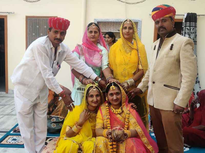 अनूठी पहल, शादी में गांव को दी एम्बुलेंस