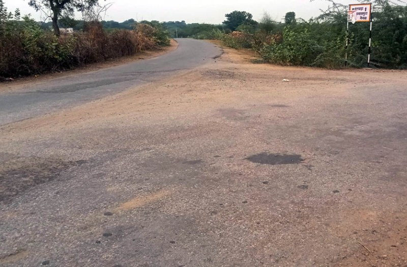 प्रशासन नही दे रहा ध्यान, हादसों का कारण बन रहा तिराहा