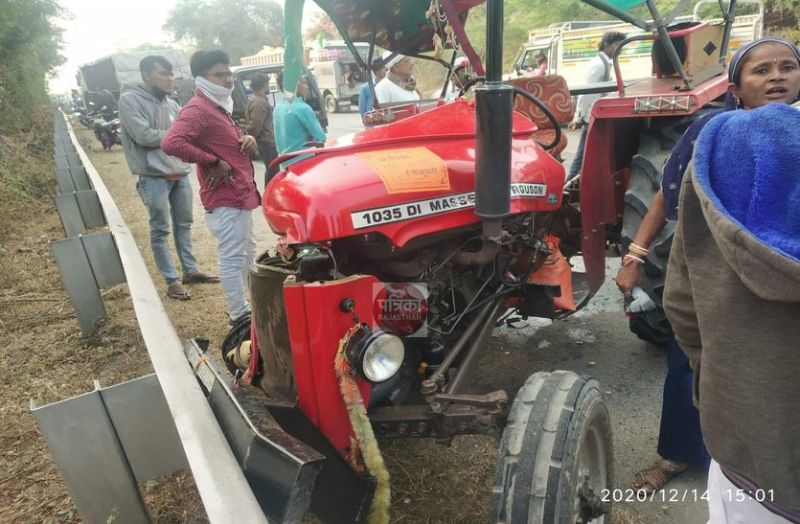 ट्रक की टक्कर से टै्रक्टर सवार एक बच्चे समेत महिला की मौत, छह जने घायल