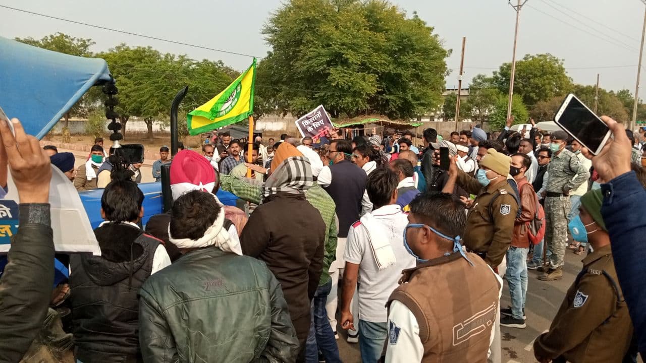 पुलिस ने रोकी किसानों की ट्रैक्टर रैली, पैदल मार्च कर पहुंचे कलेक्ट्रेट किया प्रदर्शन