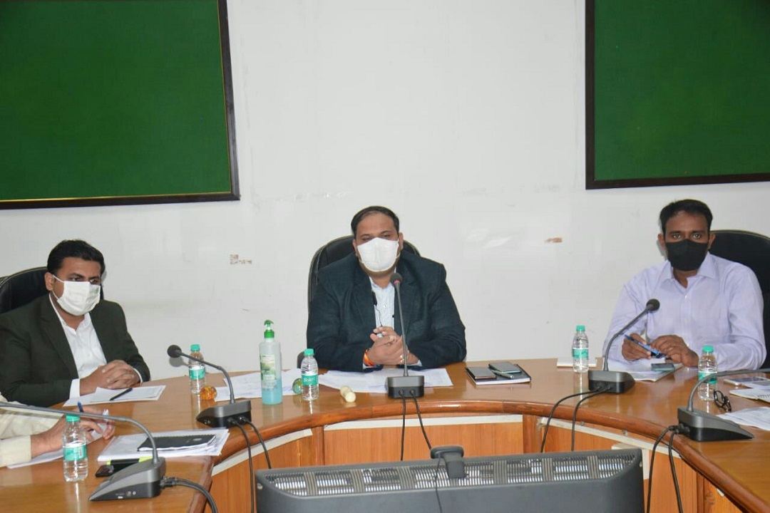 मीटिंग में कलेक्टर कर्मवीर शर्मा