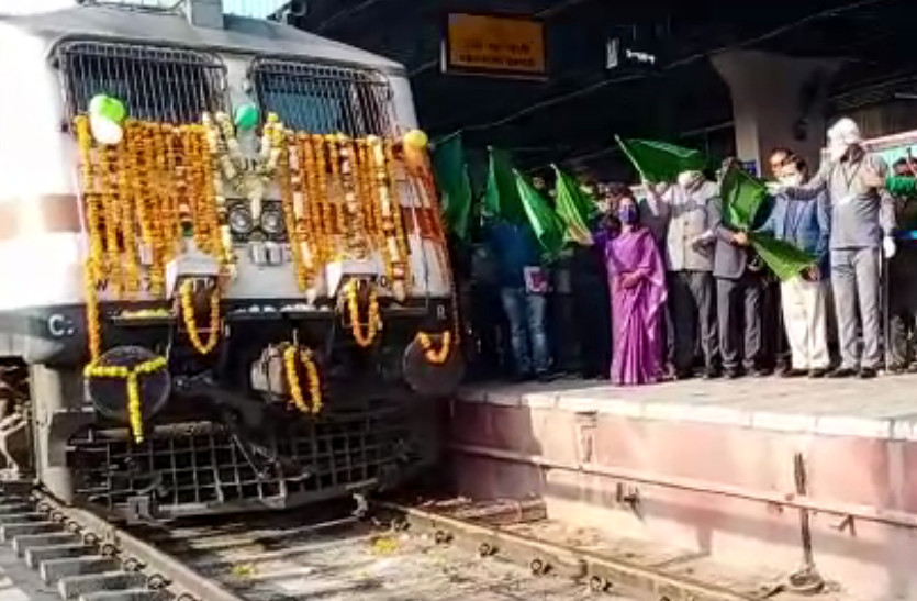 First electric train starts from Jaipur