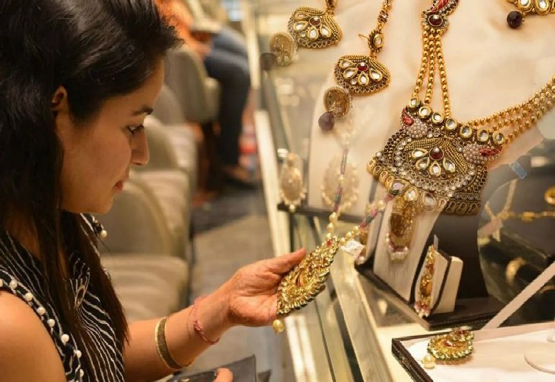 आज का सोना-चांदी का भाव: पांच दिनों से सस्ता बना है सोना, चांदी के दाम भी गिरे, खरीदने में बिलकुल भी न करें देर