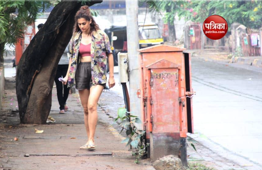 मुंबई के बांद्रा में एक फिल्म की शूटिंग के दौरान स्पॉट हुईं तापसी पन्नू