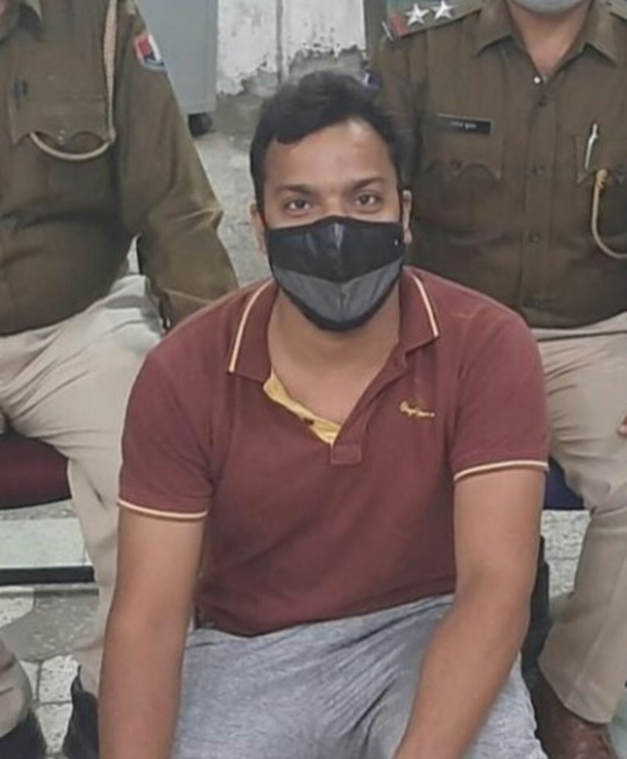 सीए अब जेल में मोबाइल रखने के आरोप में गिफ्तार