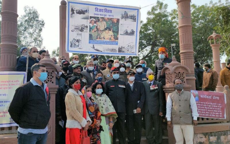 शहीद स्मारक पर पूर्व सैनिकों की ओर से श्रद्धांजलि