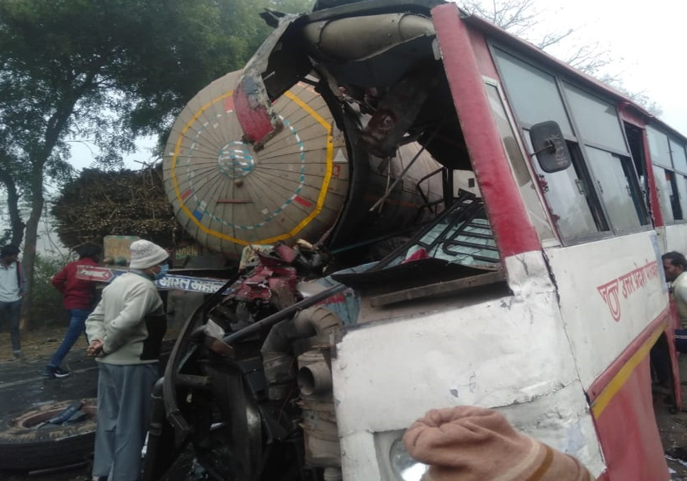 संभल में बड़ा सड़क हादसा, रोडवेज बस और गैस टैंकर ट्रक में भिड़ंत में सात की मौत