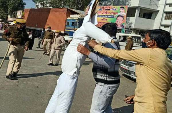 Police took away the effigy of CM from BJP