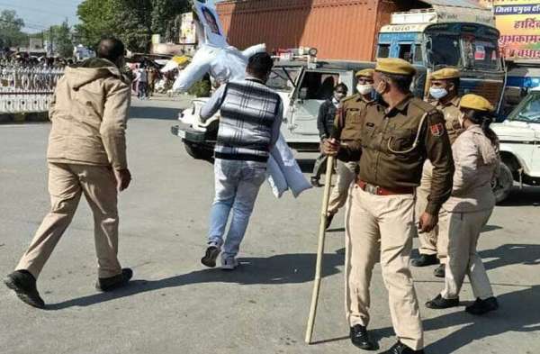 Police took away the effigy of CM from BJP