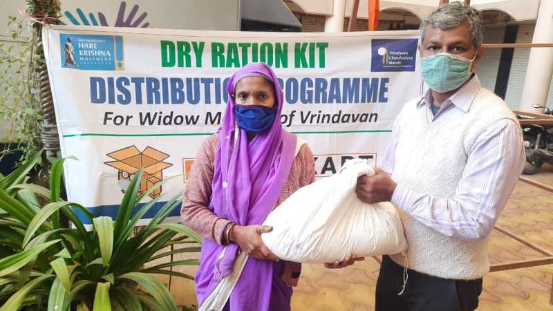 विधवा माताओं को खाद्य सामग्री के पैकेट वितरित करते संस्था के लोग - फ़ोटो - पत्रिका न्यूज़ नेटवर्क