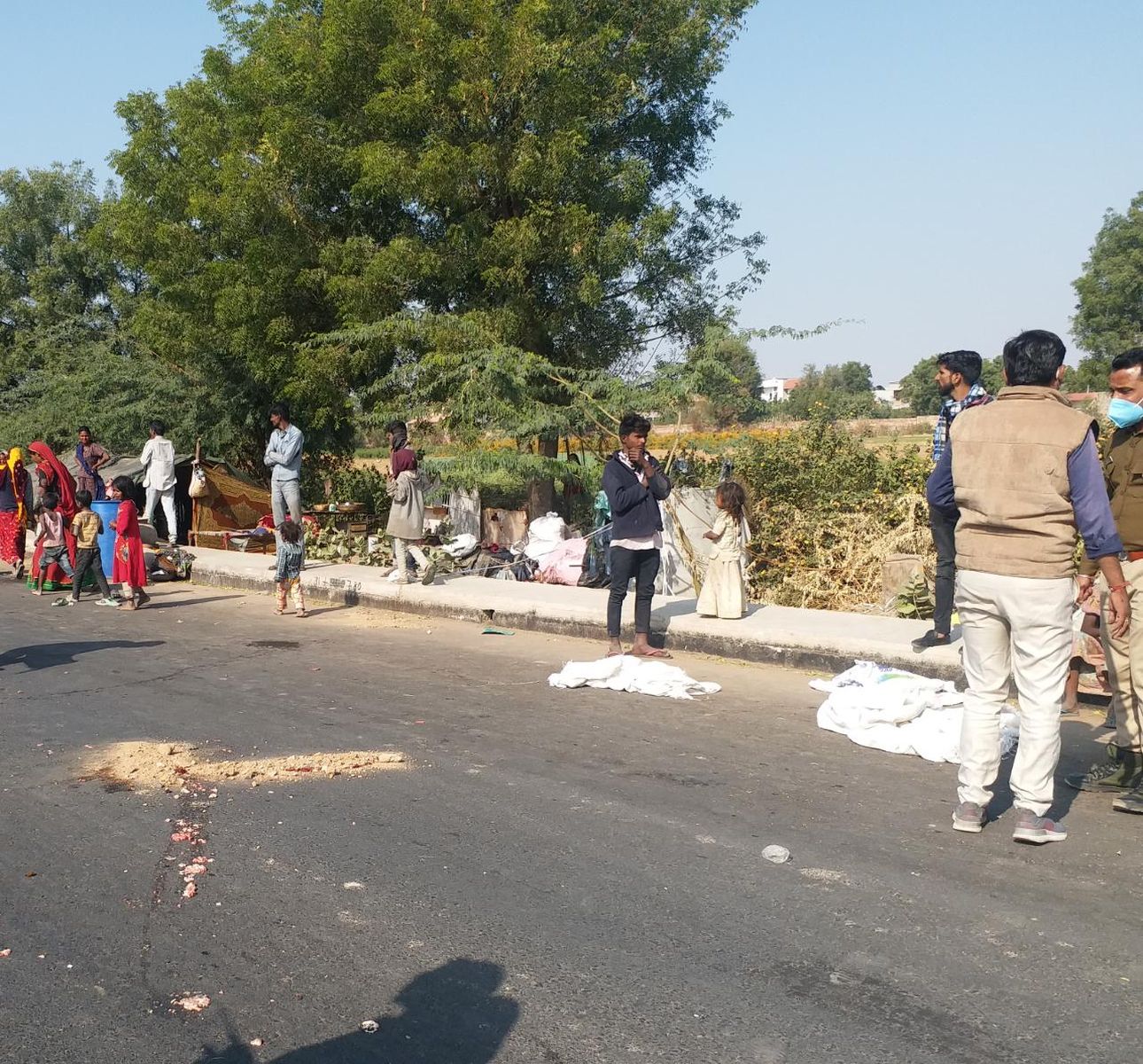 बहस करते सड़क पर आए भाई-बहन को ट्रेलर ने कुचला, मौत
