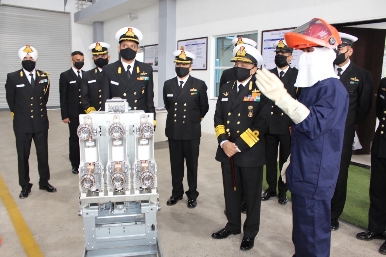 INS Valsura: नौसेना के फ्लैग ऑफिसर का आईएनएन वालुसरा का दौरा