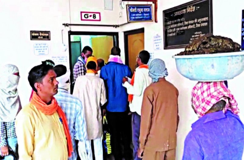 गोबर खरीदी बंद होने से नाराज ग्रामीण सिर पर गोबर ढोकर जिला पंचायत पहुंचे, पूछा-कब होगी खरीदी?