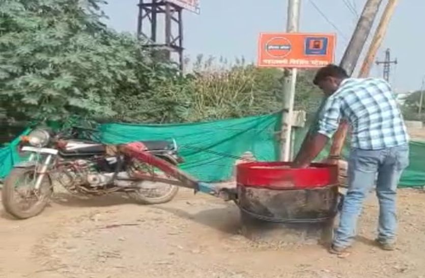 बाइक से चलती है तिल की सेली बनाने की घाणी