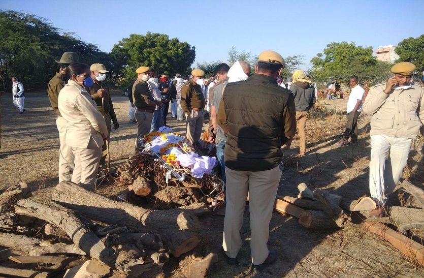 विवादित भूमि में अंतिम संस्कार को लेकर माहौल गर्माया