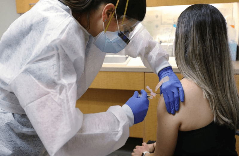 कोरोना वैक्सीन लगने के बाद होंगी बुखार और दर्द जैसी मामूली समस्याएं