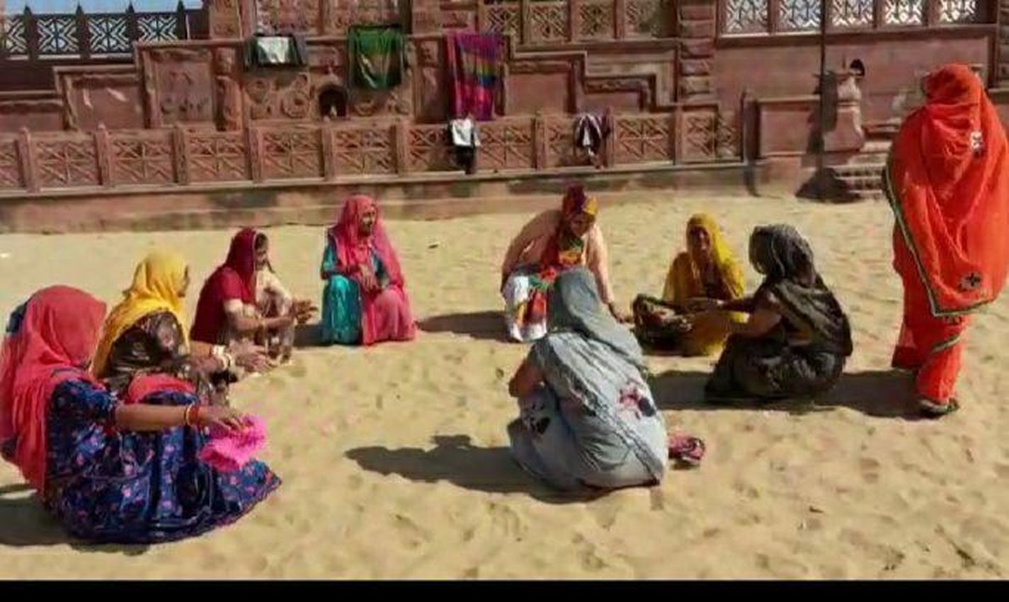 देव दर्शन के साथ परम्परागत खेल में समय बिता रहे ये नवनिर्वाचित पार्षद
