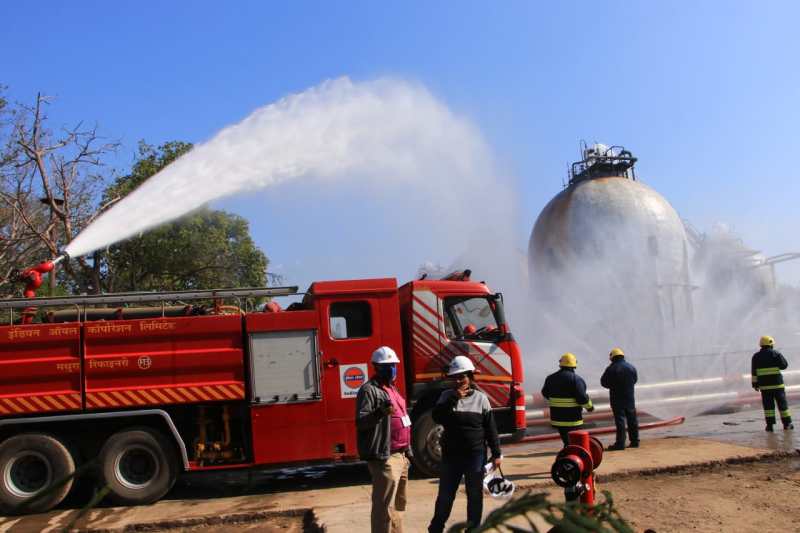 मथुरा रिफाईनरी में आपातकालीन पूर्वाभ्यास करते कर्मचारी - फ़ोटो - पत्रिका न्यूज़ नेटवर्क