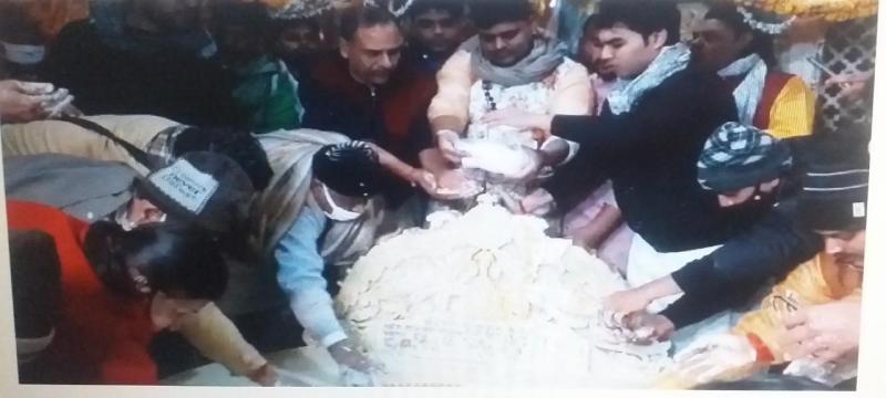 निधिवन में महा अभिषेक करते पुजारी और भक्त - फ़ोटो - पत्रिका न्यूज़ नेटवर्क