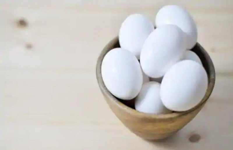 कितने दिनों तक खा सकते हैं फ्रिज में रखे अंडे? जानें कैसे पता लगाएं खराब है या ताजा