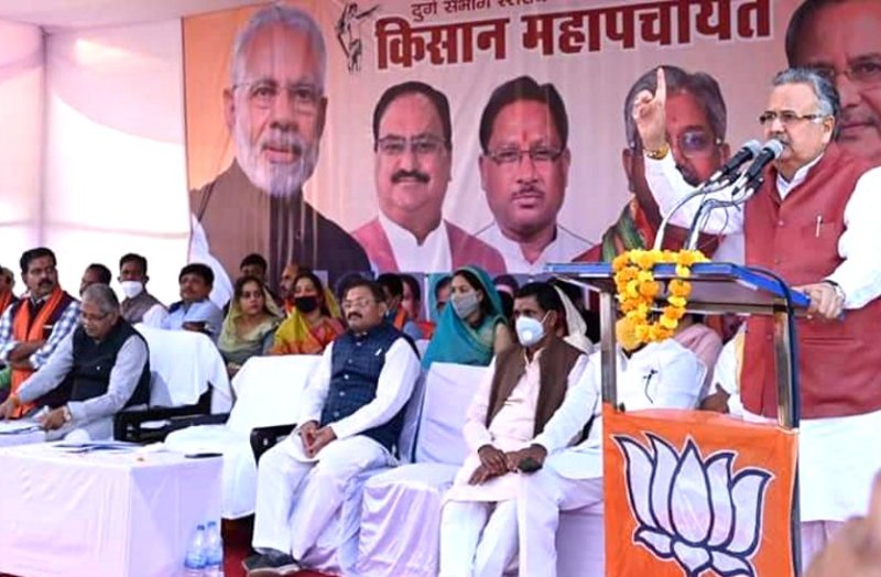 कवर्धा में अधिकारियों पर भड़के पूर्व CM डॉ. रमन, कहा तलवे चाटना छोड़ दें नहीं तो तीन साल बाद पड़ेगा भारी