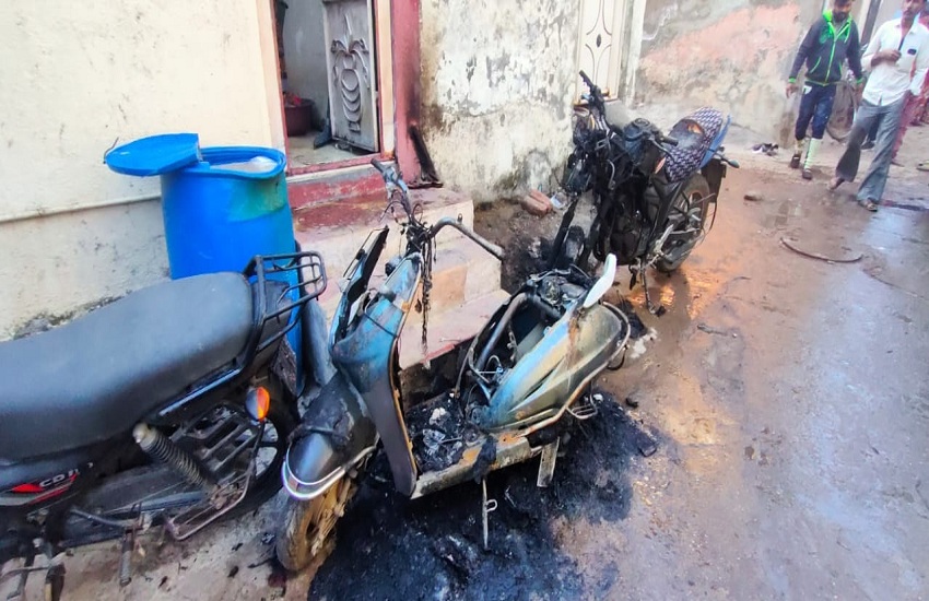 Ahmedabad  News : राजकोट के बापूनगर में छह वाहनों में आग लगाई