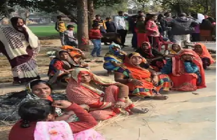 खौफनाक हादसे के बाद बड़ागांव में परिवारजन व ग्रामीण
